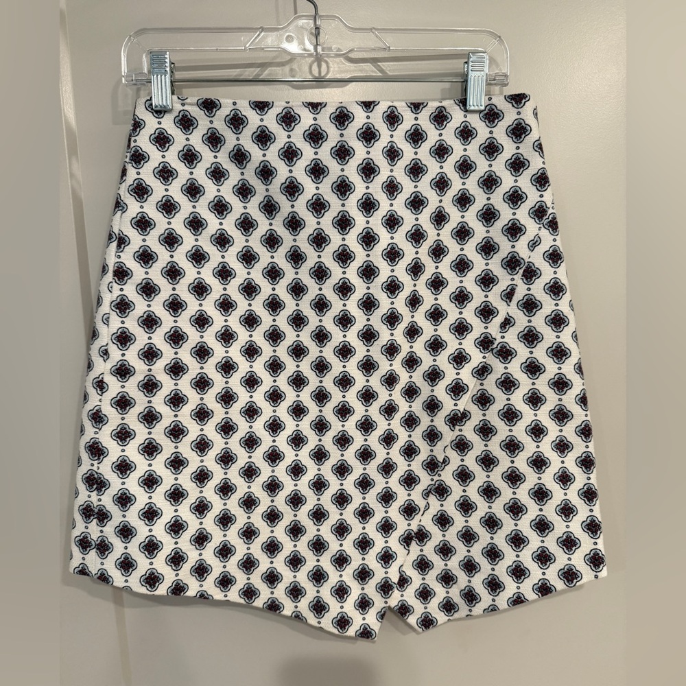 LOFT White Quatrefoil Patterned Wrap Style Skirt w/ Asymmetrical Front Slit